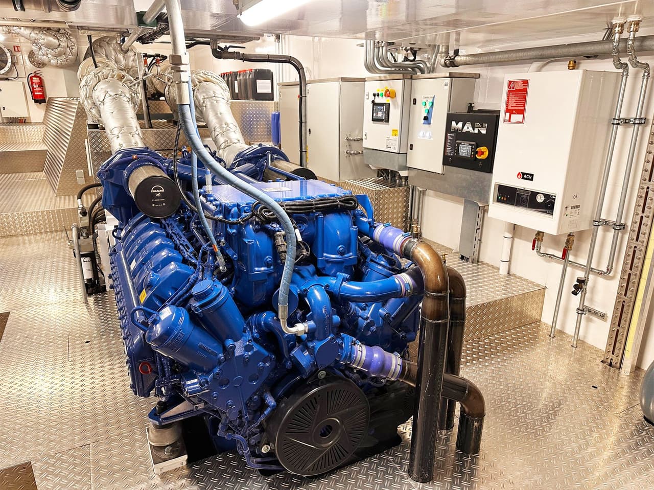 Elektrische Wellengenerator- und Motoranlage im Maschinenraum der MS Johannes Sr. mit den dazugehörigen technischen Systemen