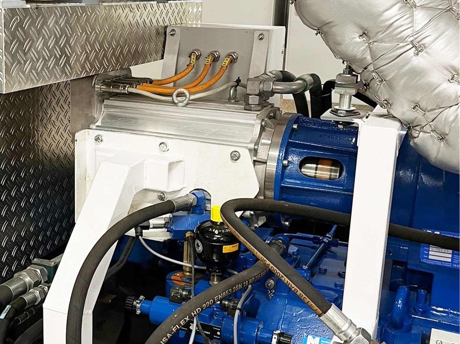 Einbau des elektrischen Wellengenerators und der Hydraulikkomponenten im Maschinenraum der MS Johannes Sr