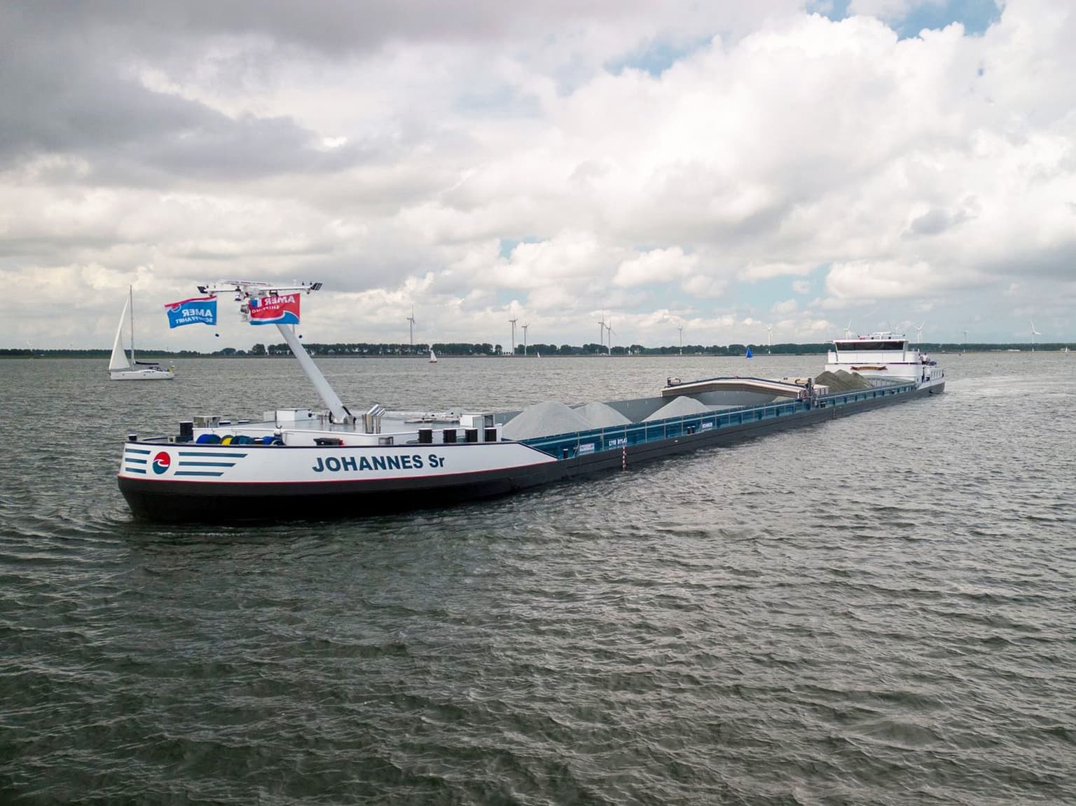 Das leere Frachtschiff MS Johannes Sr auf offener See, das das innovative Rumpfdesign und die energieeffizienten Bordsysteme zeigt