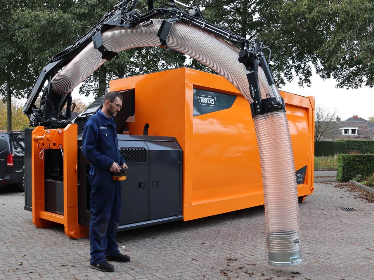 Trilo TX Vacuum Container mit hydraulischem Antrieb und großem Saugarm während einer technischen Demonstration